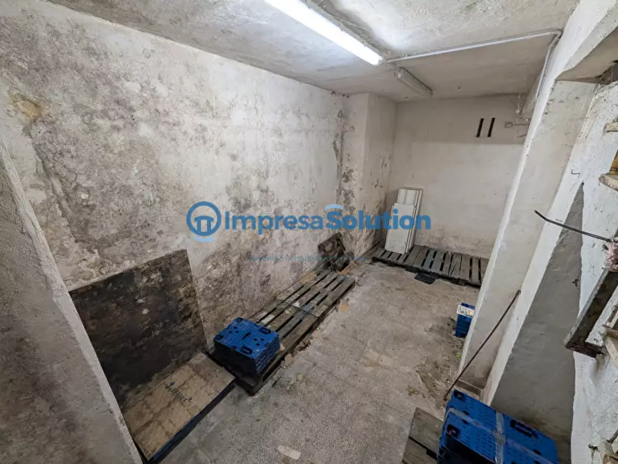 Immagine 10 di Negozio in vendita  in Via Ferrara a Napoli