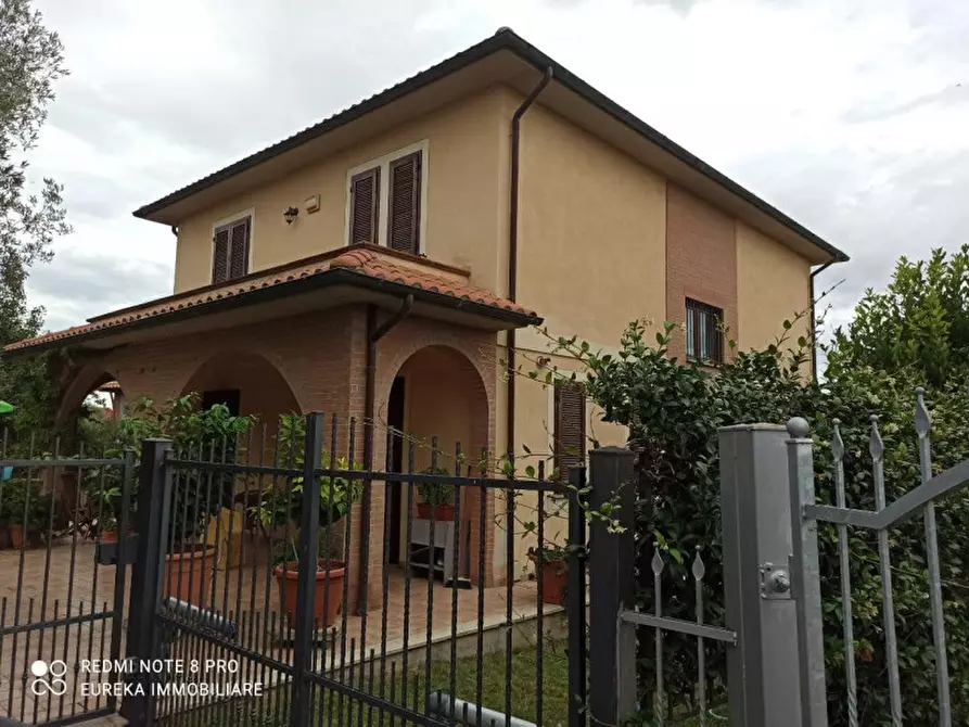 Immagine 1 di Villa in vendita  in Via Roma a Castiglione Del Lago