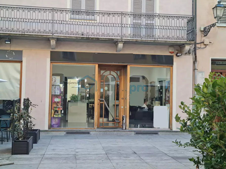 Immagine 1 di Negozio in vendita  in Piazza Garibaldi 8 a Rivarolo Canavese