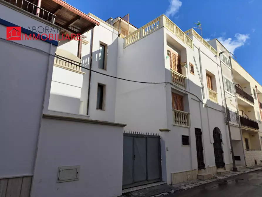 Immagine 1 di Palazzo in vendita  in Via Ugo Foscolo 2 a Porto Cesareo