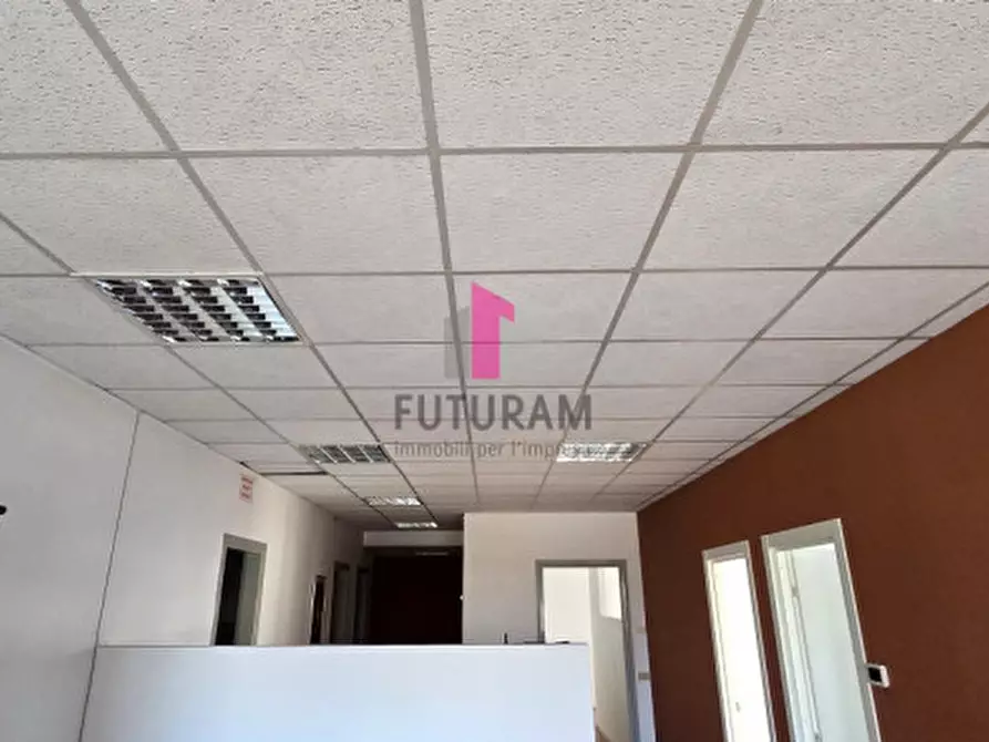 Immagine 1 di Ufficio in vendita  a Vicenza