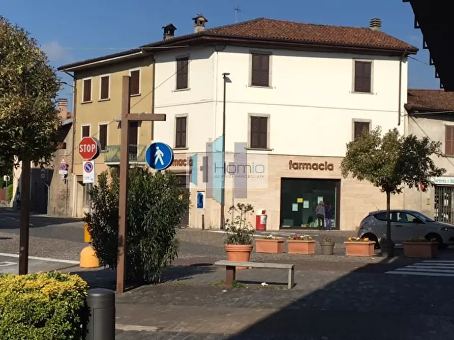 Immagine 1 di Negozio in affitto  in Via De Amicis a Curno