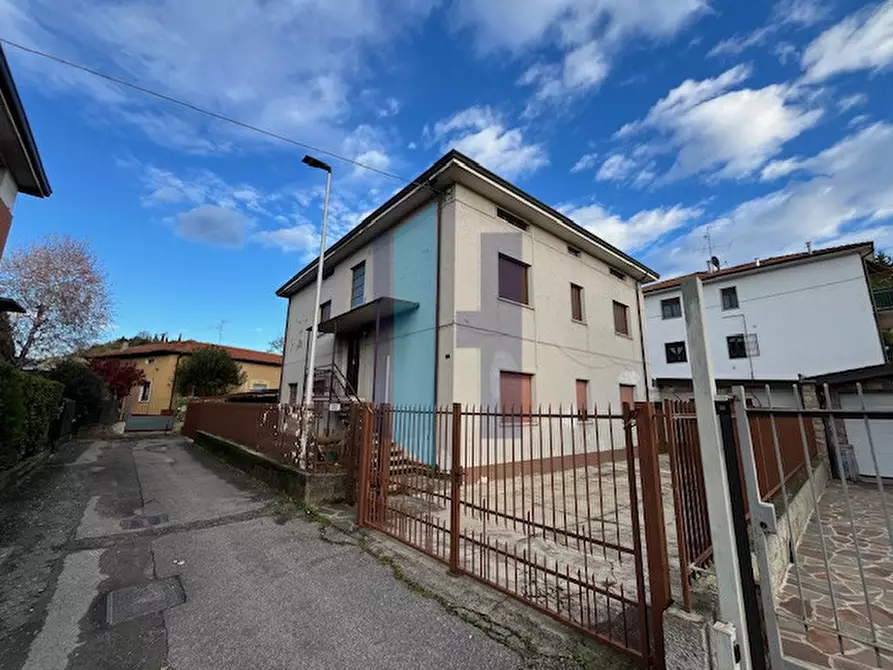 Immagine 1 di Casa bifamiliare in vendita  in Via Repubblica a Curno