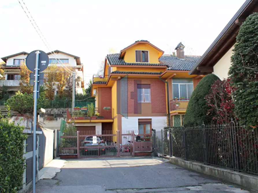 Immagine 1 di Appartamento in vendita  in Via Lombardia a Curno