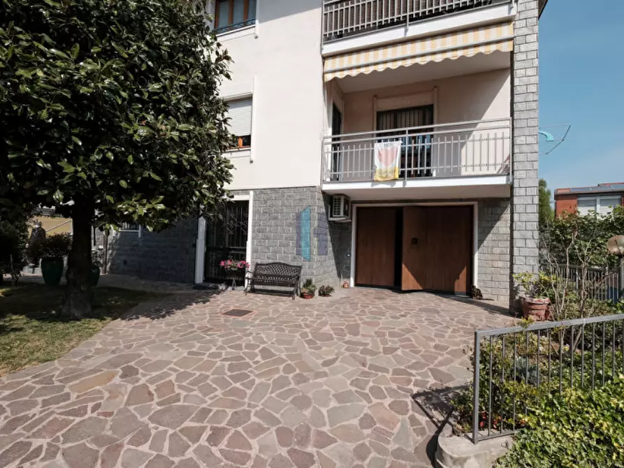 Immagine 1 di Villa in vendita  in Via Dei Caduti a Curno