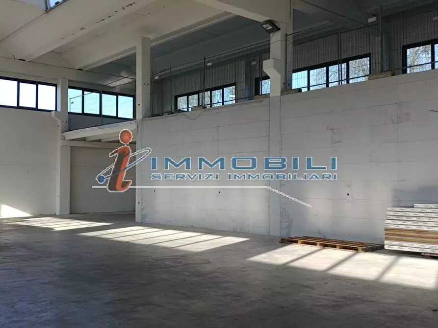 Immagine 3 di Magazzino in vendita  in PIAZZA MARCONI a San Zenone Al Lambro