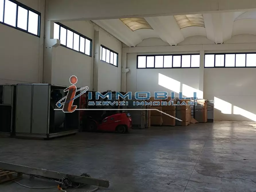 Immagine 9 di Magazzino in vendita  in PIAZZA MARCONI a San Zenone Al Lambro