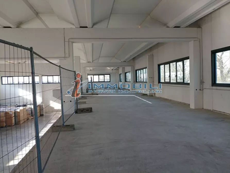 Immagine 19 di Magazzino in vendita  in PIAZZA MARCONI a San Zenone Al Lambro