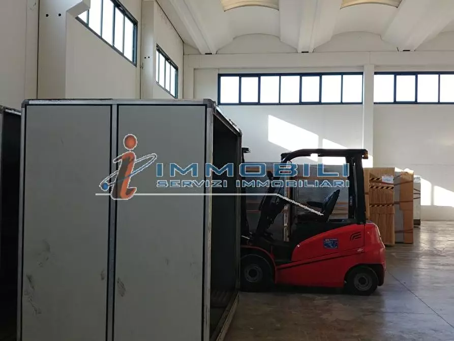 Immagine 6 di Laboratorio in vendita  in PIAZZA MARCONI a San Zenone Al Lambro