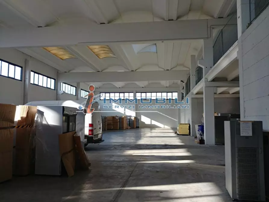 Immagine 12 di Laboratorio in vendita  in PIAZZA MARCONI a San Zenone Al Lambro