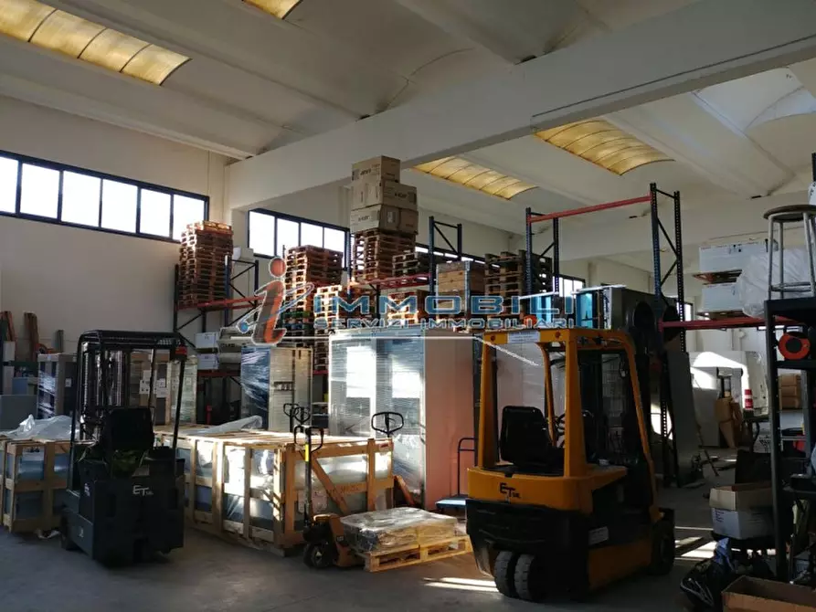 Immagine 14 di Laboratorio in vendita  in PIAZZA MARCONI a San Zenone Al Lambro