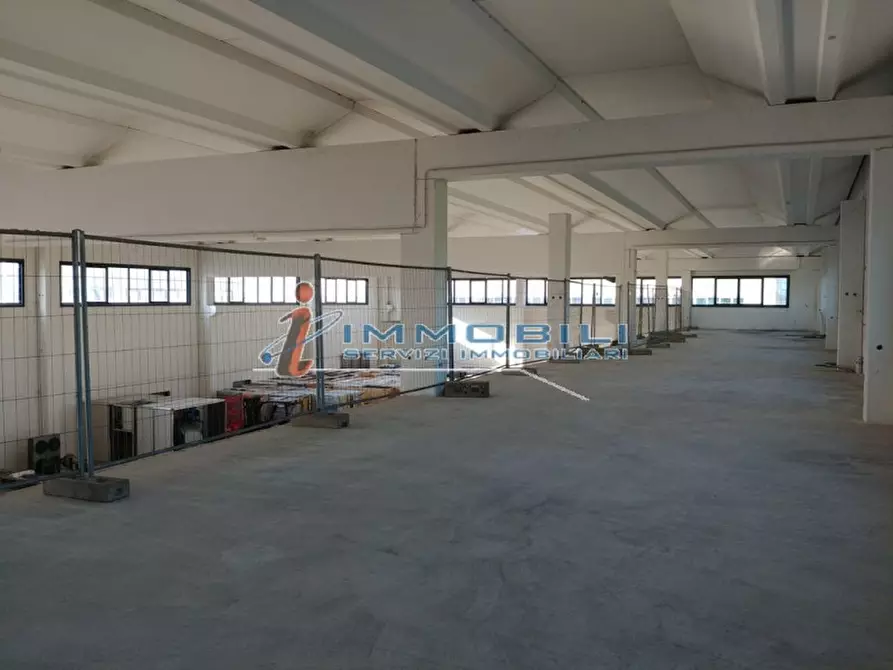 Immagine 17 di Laboratorio in vendita  in PIAZZA MARCONI a San Zenone Al Lambro