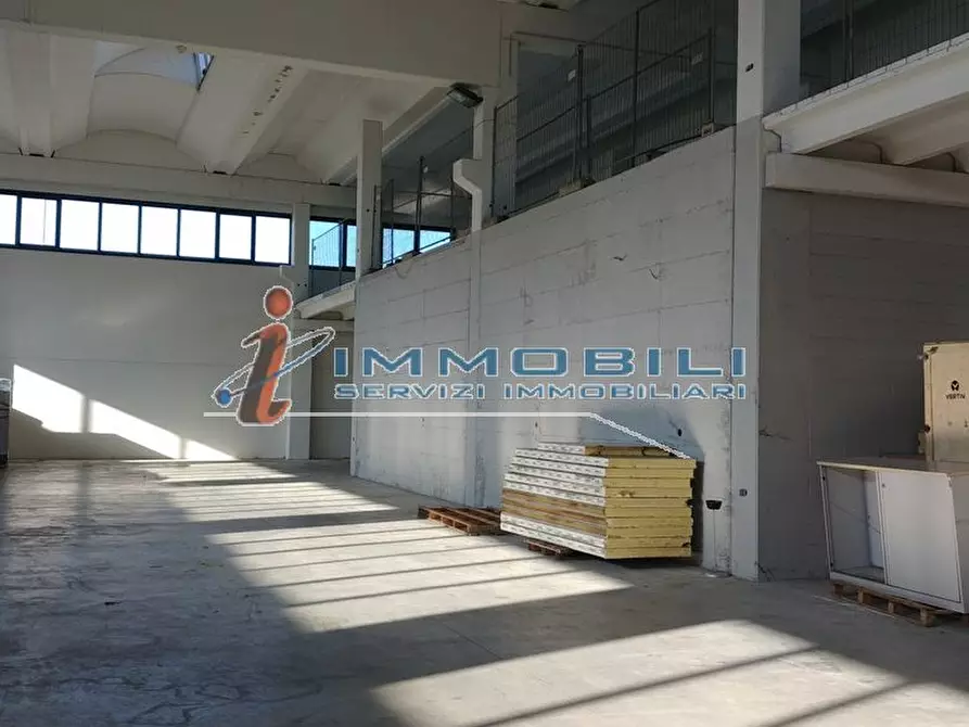 Immagine 10 di Capannone industriale in vendita  in PIAZZA MARCONI a San Zenone Al Lambro