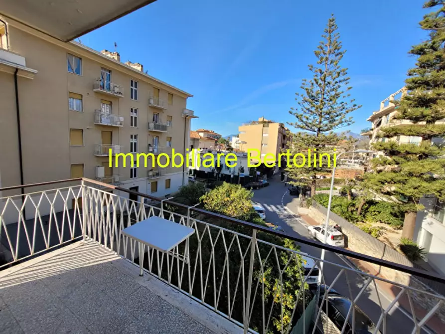 Immagine 2 di Appartamento in vendita  in via primo maggio a Bordighera