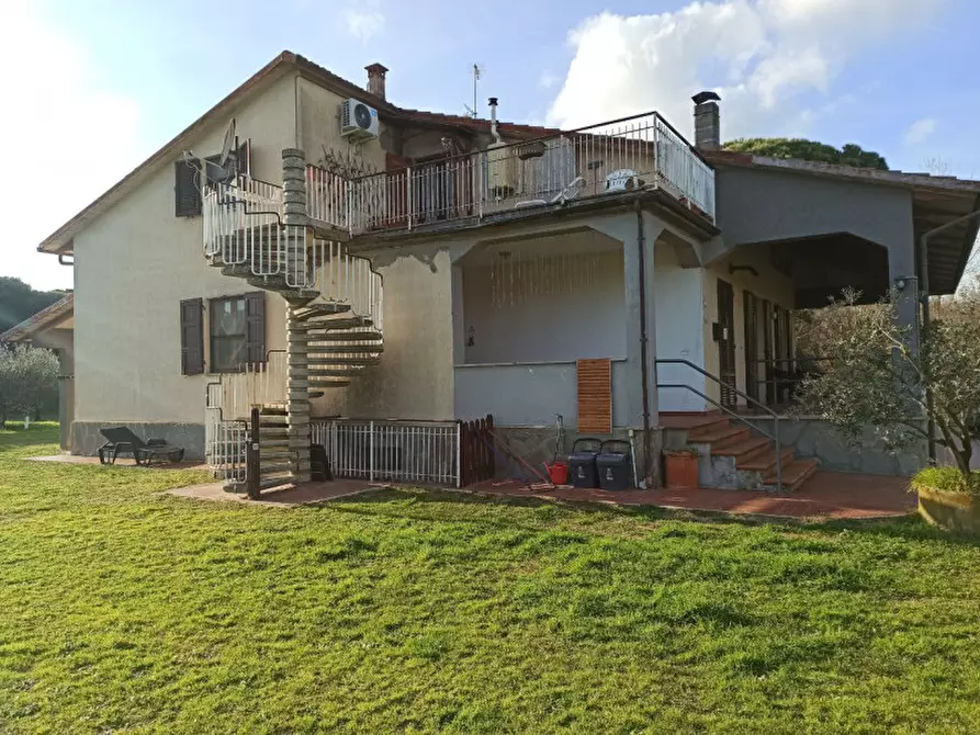 Immagine 1 di Villa in vendita  in Via Roma a Castiglione Del Lago