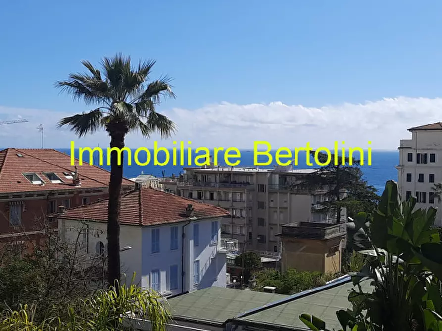 Immagine 1 di Casa bifamiliare in vendita  in via fratelli asquasciati a San Remo