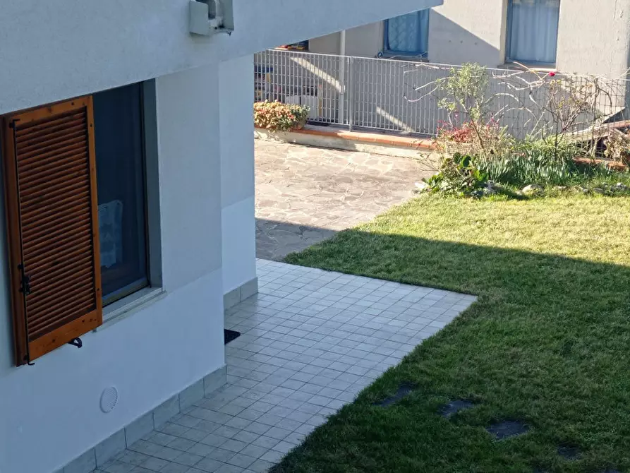 Immagine 4 di Casa bifamiliare in vendita  in via Manzoni a Agugliano