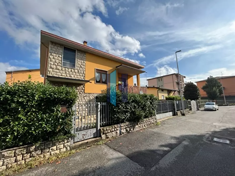 Immagine 1 di Casa indipendente in vendita  in Via Cavour a Curno