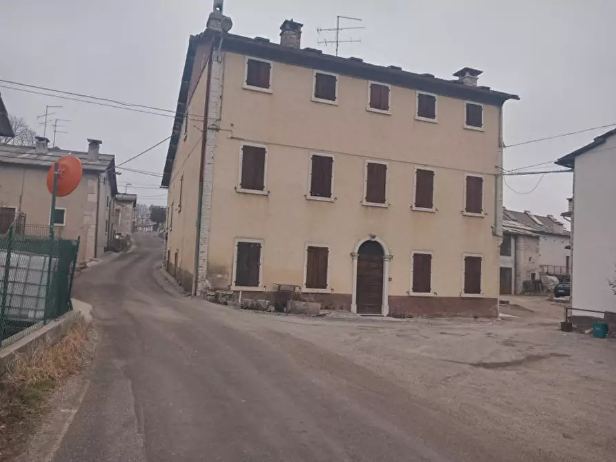 Immagine 1 di Palazzo in vendita  in Via Davide Menini n. 9 a Bosco Chiesanuova
