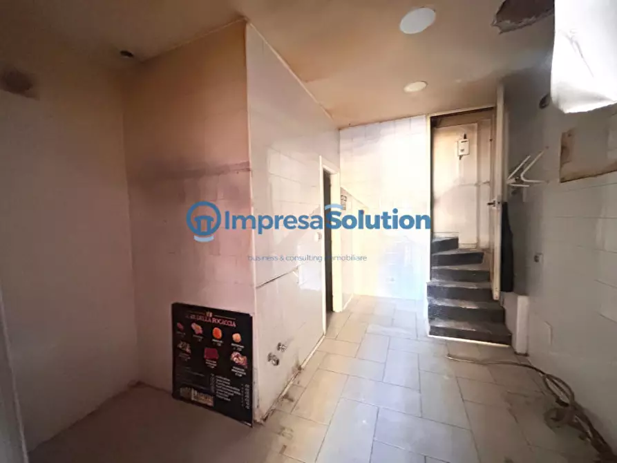 Immagine 9 di Negozio in affitto  in Via Giambattista Ruoppolo a Napoli