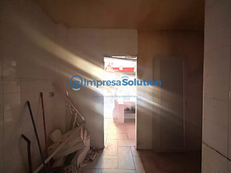 Immagine 12 di Negozio in affitto  in Via Giambattista Ruoppolo a Napoli