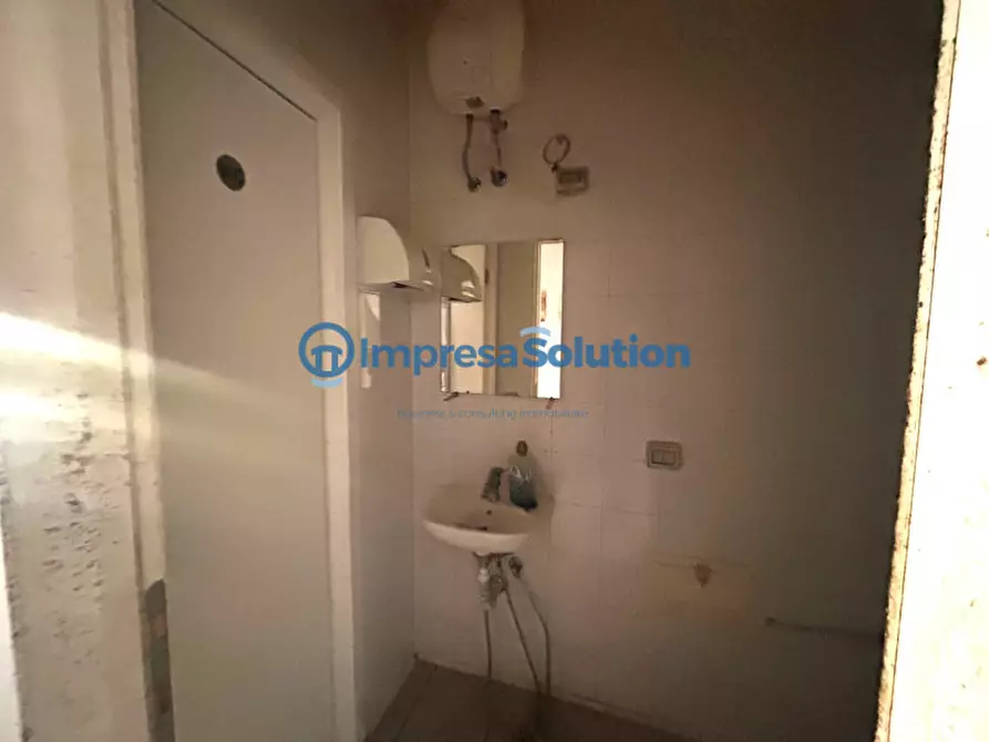 Immagine 15 di Negozio in affitto  in Via Giambattista Ruoppolo a Napoli