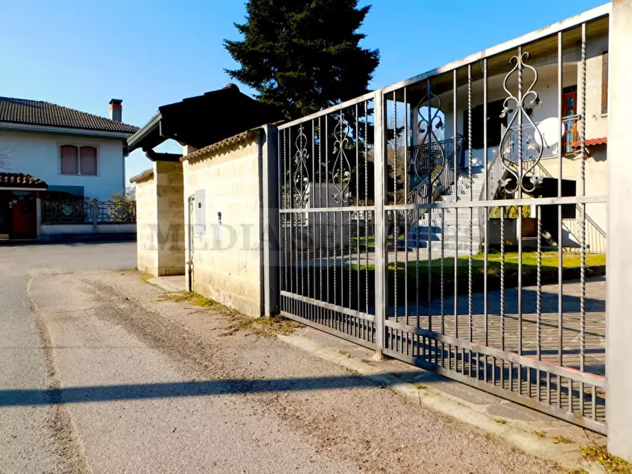 Immagine 38 di Villa in vendita  in via Alessandro Volta n° 22 a Sannazzaro De' Burgondi