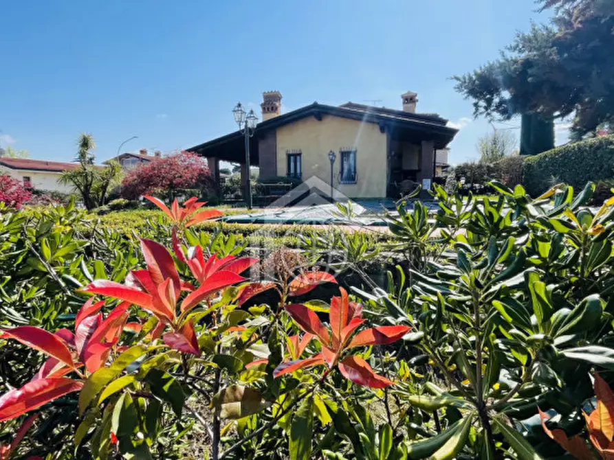 Immagine 1 di Villa in vendita  in via dante a Moniga Del Garda