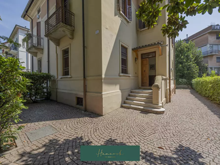 Immagine 1 di Villa in vendita  in Via Ciro Menotti a Verona