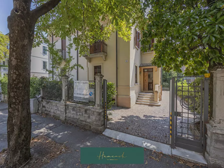 Immagine 2 di Villa in vendita  in Via Ciro Menotti a Verona