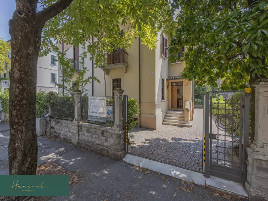 Immagine 49 di Villa in vendita  in Via Ciro Menotti a Verona