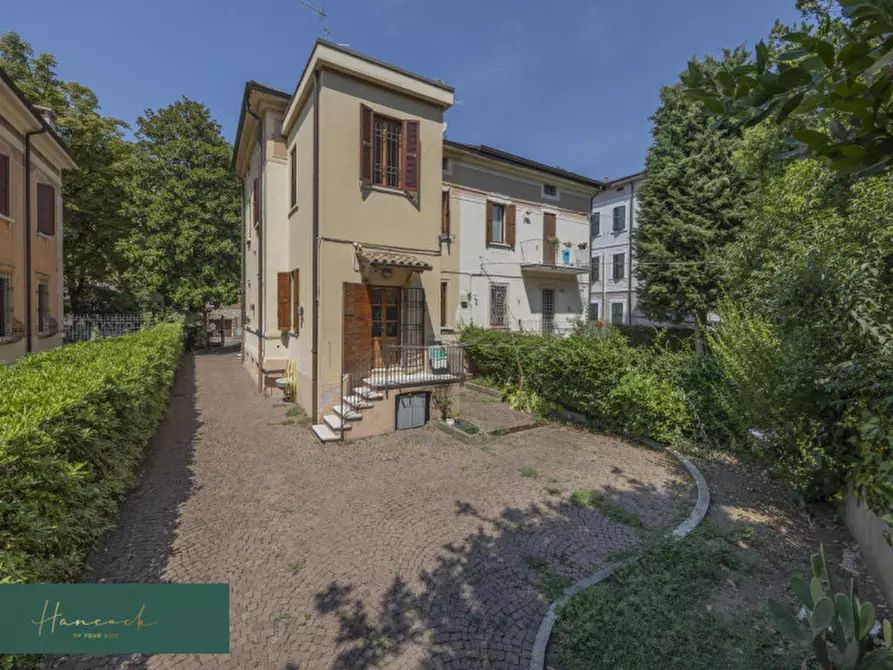 Immagine 50 di Villa in vendita  in Via Ciro Menotti a Verona