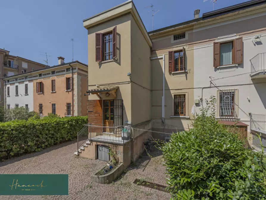 Immagine 51 di Villa in vendita  in Via Ciro Menotti a Verona
