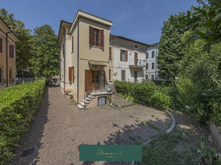 Immagine 52 di Villa in vendita  in Via Ciro Menotti a Verona