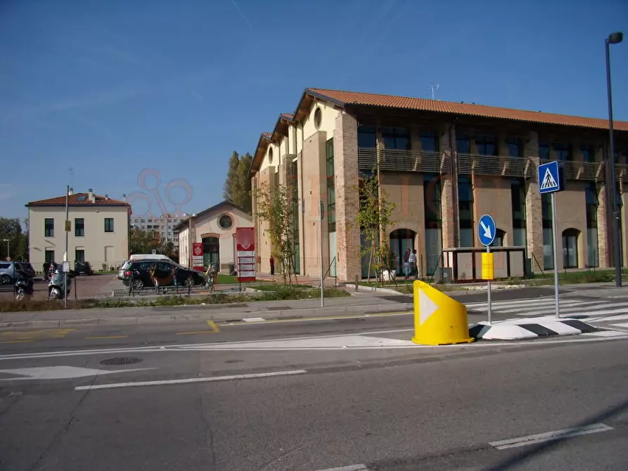 Immagine 1 di Capannone industriale in affitto  a Venezia