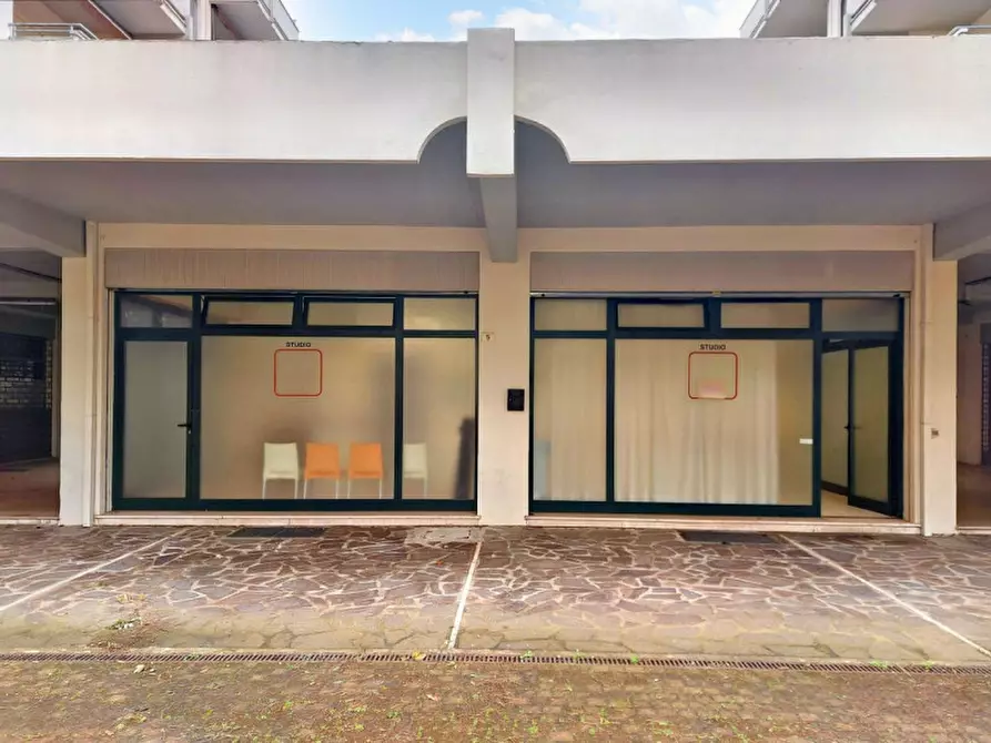 Immagine 1 di Ufficio in vendita  in Piazzale Dell'acquario, N. 5 a Cervia