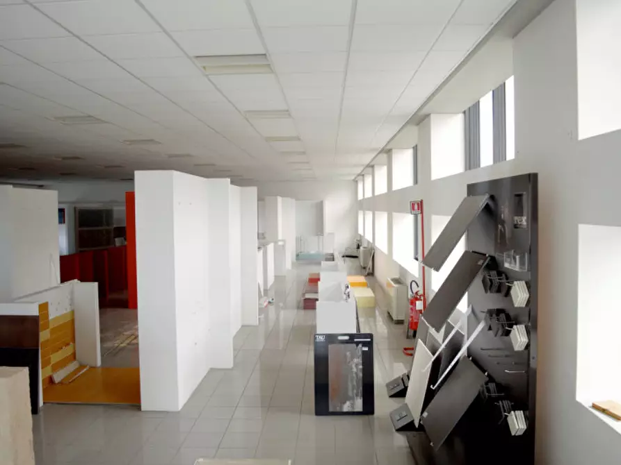 Immagine 3 di Negozio in vendita  in VIALE DEL CANSIGLIO a Vittorio Veneto