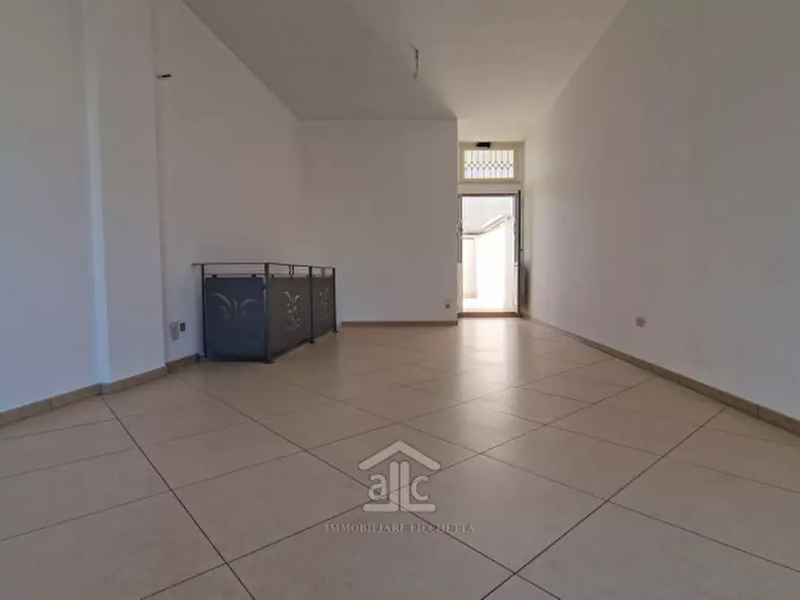 Immagine 3 di Negozio in vendita  in Via Rubichi 76 a Monteroni Di Lecce