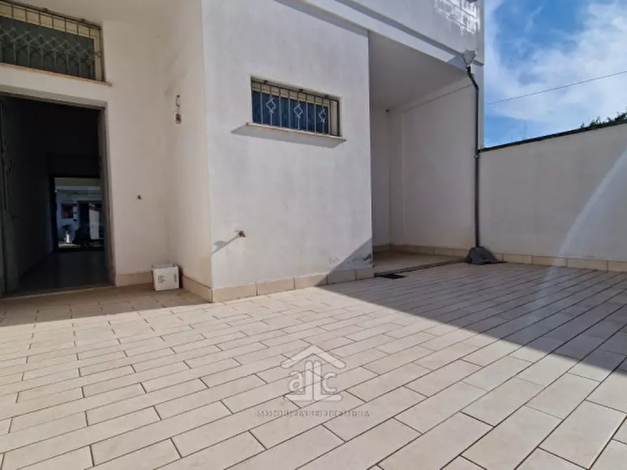Immagine 4 di Negozio in vendita  in Via Rubichi 76 a Monteroni Di Lecce