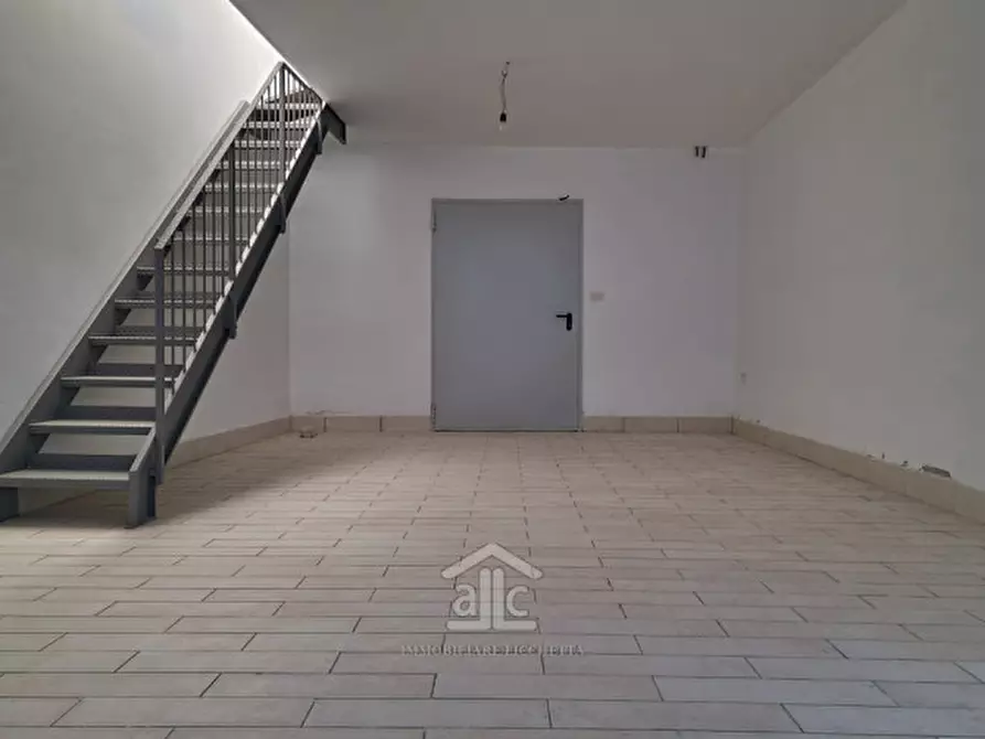 Immagine 6 di Negozio in vendita  in Via Rubichi 76 a Monteroni Di Lecce