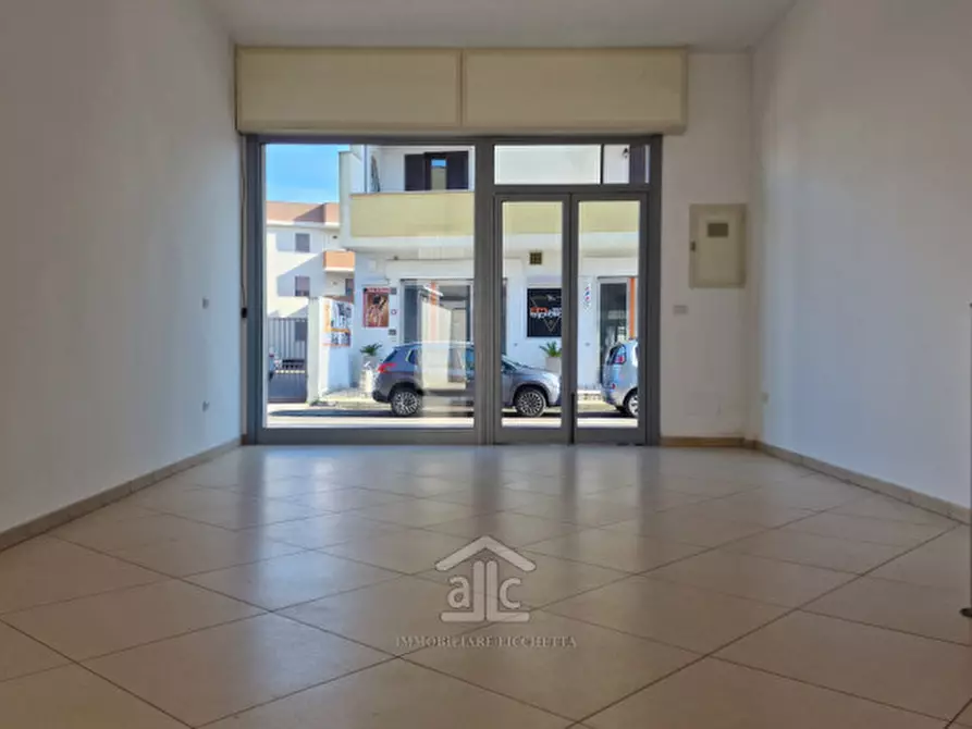 Immagine 9 di Negozio in vendita  in Via Rubichi 76 a Monteroni Di Lecce