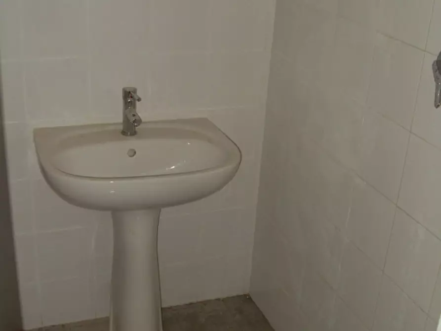 Immagine 4 di Negozio in affitto  in VIA VERDI a Scandicci