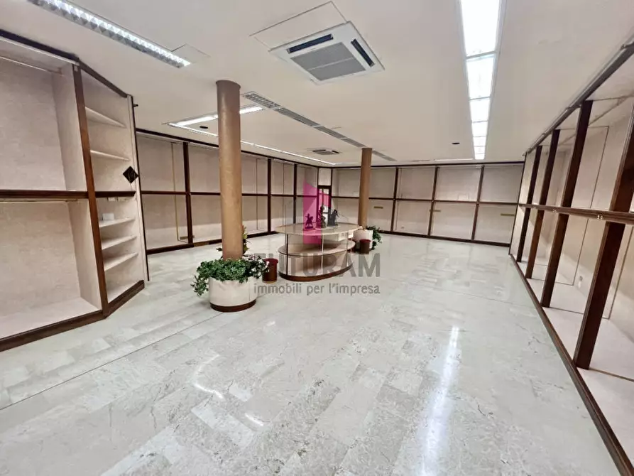 Immagine 2 di Capannone industriale in affitto  in Via Dante a Torri Di Quartesolo