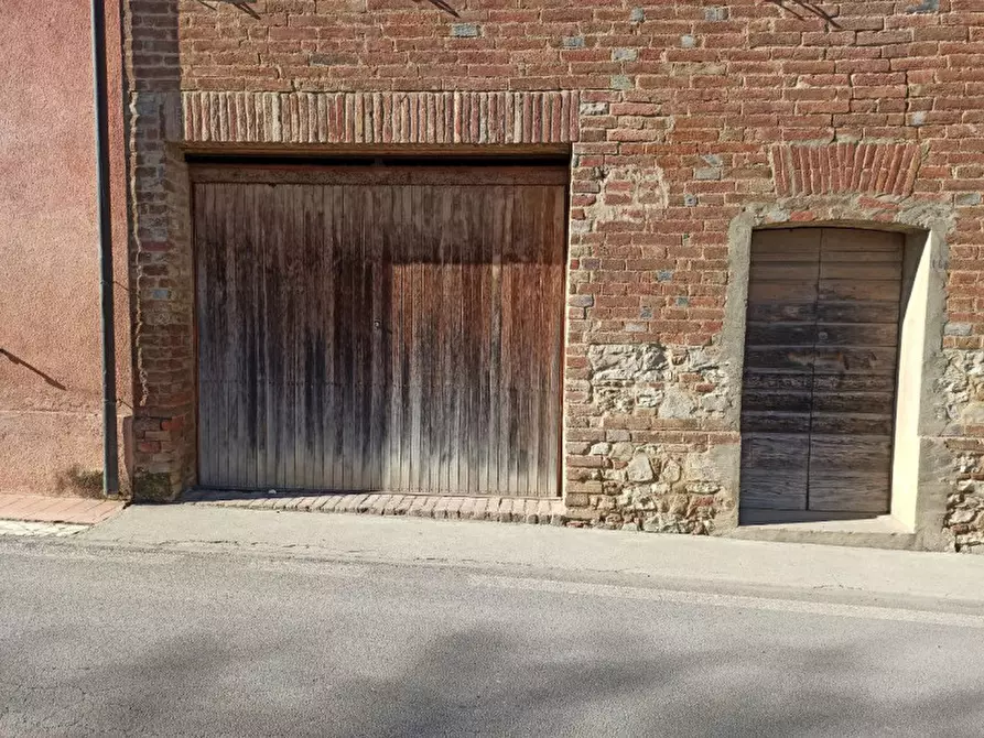 Immagine 1 di Garage in vendita  in via per pozzuolo a Castiglione Del Lago
