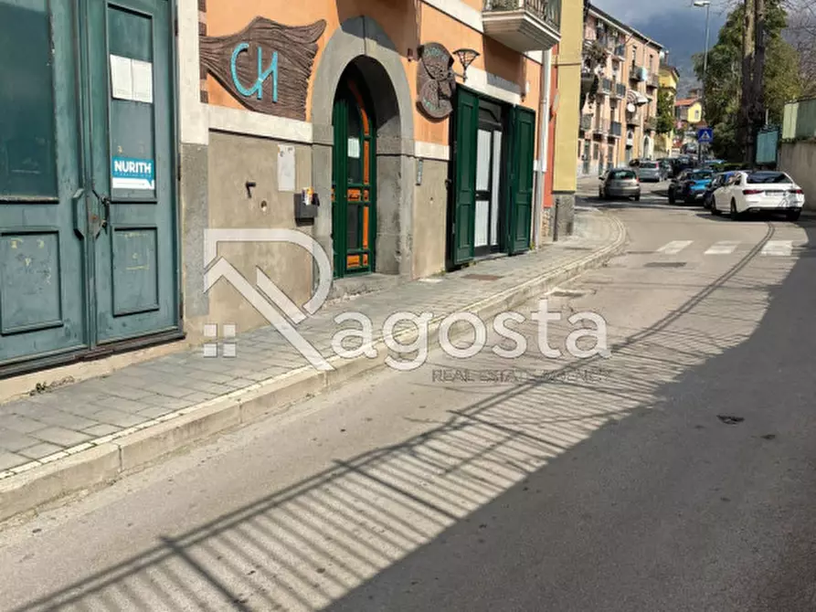 Immagine 1 di Negozio in affitto  in Via Francesco Spirito a Salerno