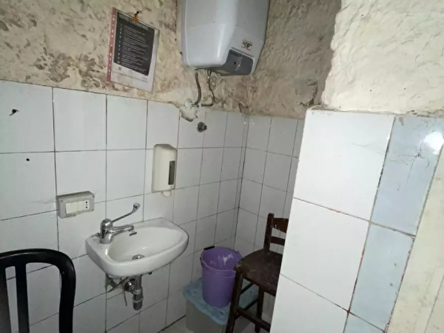 Immagine 10 di Negozio in vendita  in Vico III cisterna dell’olio a Napoli