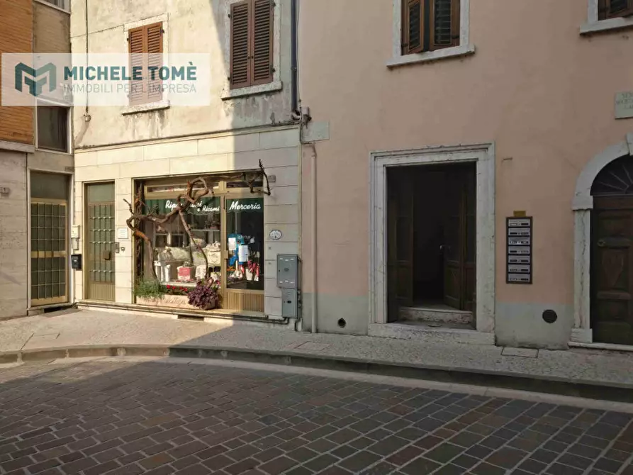 Immagine 1 di Negozio in vendita  in via mazzini a Caprino Veronese