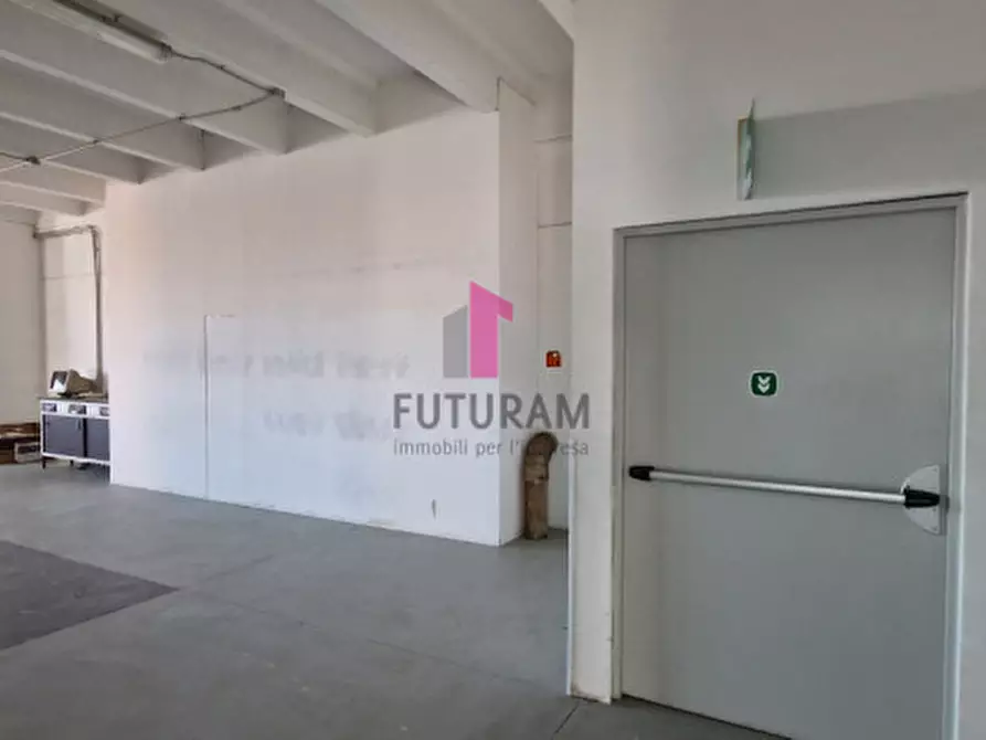 Immagine 15 di Capannone industriale in affitto  a Abano Terme