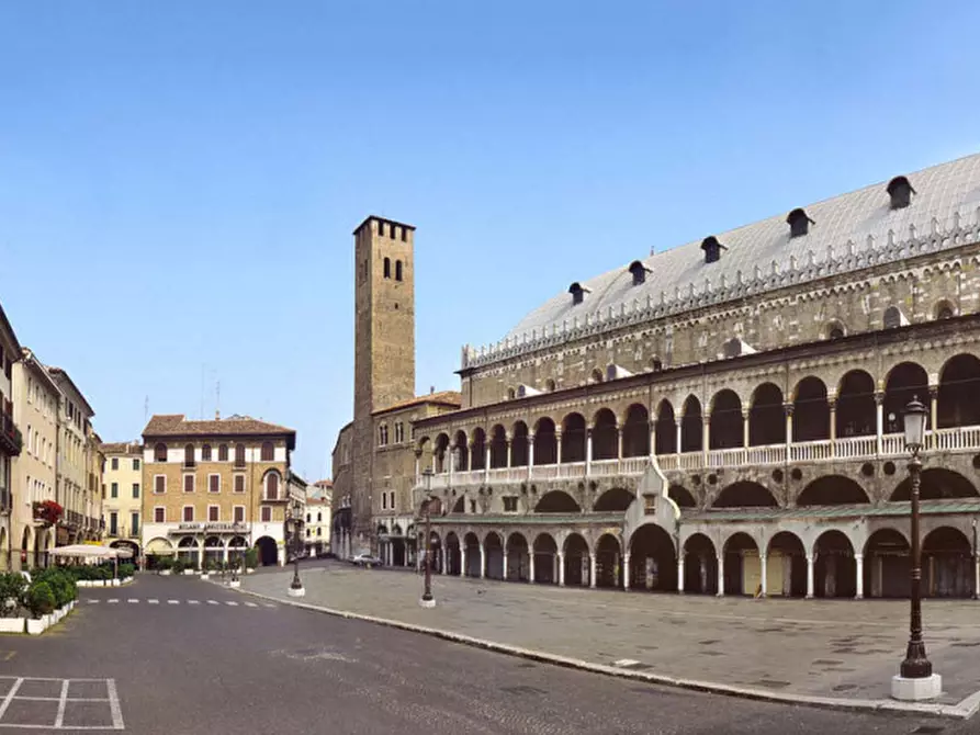 Immagine 1 di Negozio in affitto  in piazza erbe a Padova