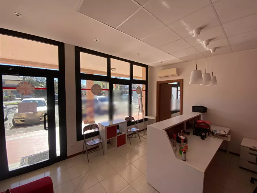 Immagine 1 di Negozio in vendita  in Via Centro Terradura a Due Carrare